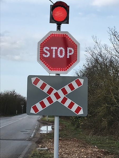 Panneau stop lumineux ferroviaire